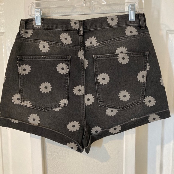 ❗️5X$30❗️ Black Floral Women's Shorts - Picture 4 of 4